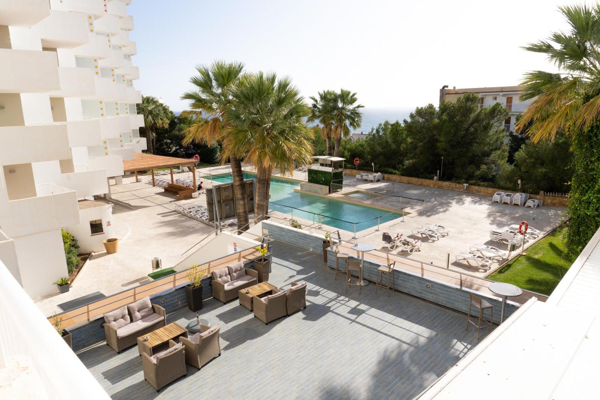 One-Bedroom Apartment with Sea View,1746912634:JPEG